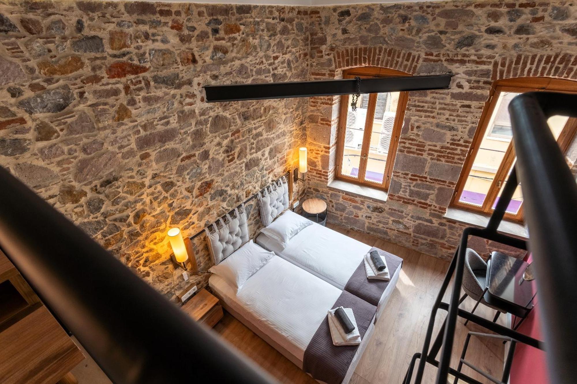 Issa Lesvos Mytilíni