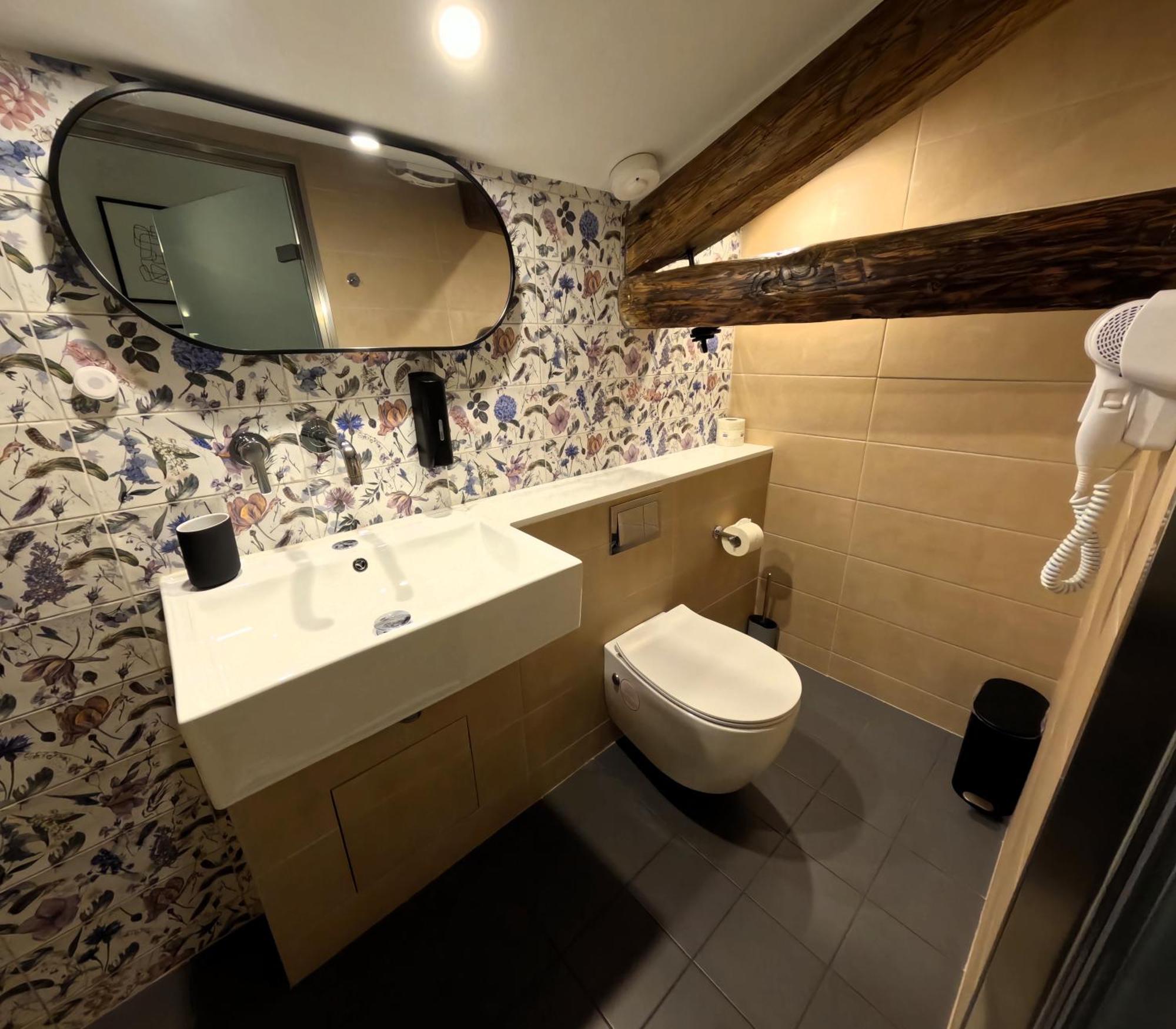 Issa Lesvos Hostel